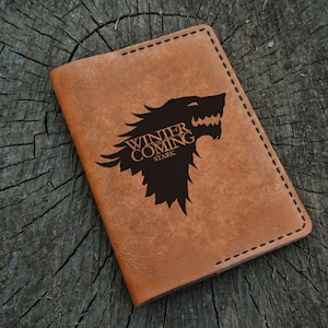 Funda de pasaporte personalizada "Se acerca el invierno", funda de cuero personalizada, billetera para pasaporte, billetera de viaje, estuche de cuero para pasaporte