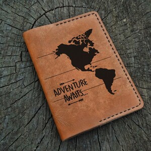 Leder Passport Cover Personalisierte, Abenteuer erwartet, Benutzerdefinierte Leder Pass Inhaber, Leder Passport Brieftasche, Reise Brieftasche, Pass-Etui