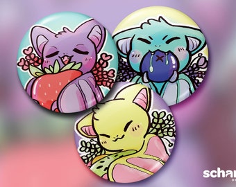 Pode incluir: Três botões de alfinete de 3,18 cm de diâmetro com ilustrações de animais de desenho animado. Um botão apresenta um morcego roxo com um morango, outro um animal azul com um mirtilo e o último um animal amarelo com um kiwi. Os botões têm um esquema de cores pastel.