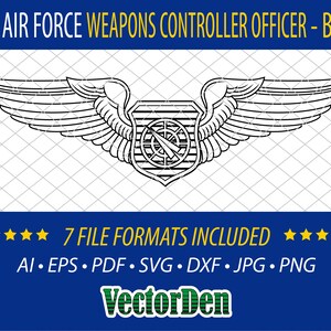 Op de afbeelding: Een zwart-witte lijntekening van een badge van een wapencontroleofficier van de US Air Force. De badge toont een schild met een kompas en vleugels. De tekst "U.S. AIR FORCE WEAPONS CONTROLLER OFFICER - BASIC" staat bovenaan de afbeelding. De tekst "7 FILE FORMATS INCLUDED" staat onder de badge. De tekst "AI. EPS. PDF. SVG. DXF. JPG. PNG" staat onder de tekst "7 FILE FORMATS INCLUDED". De tekst "VectorDen" staat onderaan de afbeelding.
