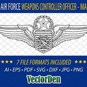 Op de afbeelding: Een zwart-witte lijnillustratie van een U.S. Air Force Weapons Controller Officer Master-badge. De badge heeft een gestileerde vleugel met een schild in het midden. Het schild heeft een kompasroos en een gestileerd vliegtuig erin. De tekst "U.S. AIR FORCE WEAPONS CONTROLLER OFFICER - MASTER" staat bovenaan de afbeelding. De tekst "7 FILE FORMATS INCLUDED" staat onderaan de afbeelding. De tekst "AI. EPS. PDF. SVG. DXF. JPG. PNG" staat onder de tekst "7 FILE FORMATS INCLUDED". De tekst "VectorDen" staat onderaan de afbeelding.
