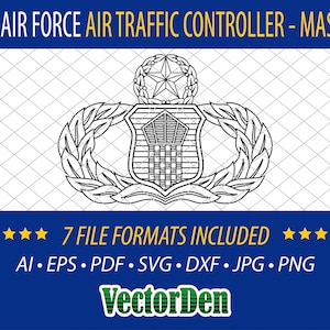 Op de afbeelding: Een zwart-witte illustratie van het U.S. Air Force Air Traffic Controller Master-badge. Het badge toont een gestileerde toren met een krans van bladeren eromheen. De tekst "U.S. AIR FORCE AIR TRAFFIC CONTROLLER - MASTER" staat bovenaan de afbeelding. De tekst "7 FILE FORMATS INCLUDED" staat onderaan de afbeelding, samen met een lijst met bestandsformaten: AI, EPS, PDF, SVG, DXF, JPG, PNG. De tekst "VectorDen" staat onderaan de afbeelding.
