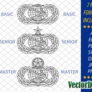 Könnte beinhalten: Schwarz-weiß-Linienzeichnung von drei verschiedenen Versionen des Abzeichens der US Air Force Communications. Die Abzeichen sind mit "Basic", "Senior" und "Master" beschriftet.