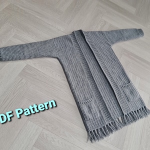 Enkelt virkmönster för lång kofta/coatigan för dam. Inga sömmar, ingen sömnad! Vuxenstorlekar XS - 3XL (UK 8-26)