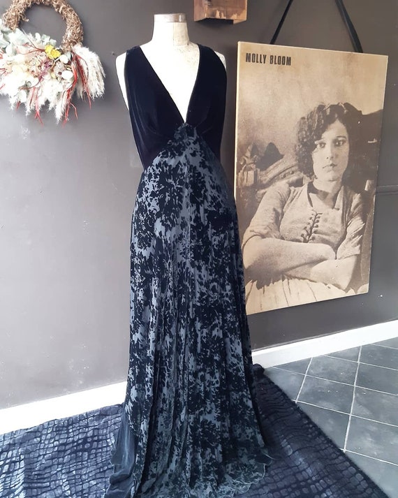 Charming & Elegant Dress. Very Rare