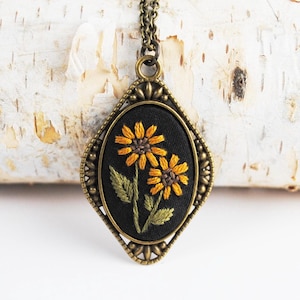 Collar de girasol negro bordado, collar de otoño, collar de flores silvestres bordadas, collar de otoño, joyería Whimsigoth, joyería de libros