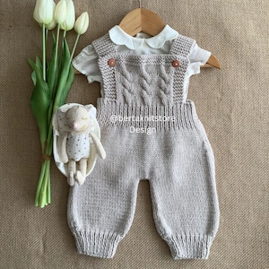 Stickmönster för Lissabonjumpsuit | Stickmönster med kabelstickning | 0-24 månader | endast på engelska