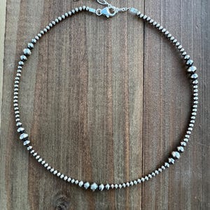 El collar de perlas de plata de ley graduadas "Beth" de 3 a 6 mm