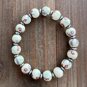 Pulsera elástica de cuentas de plata de ley con diseño floral