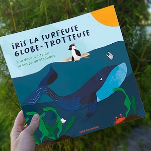 LIVRE JEUNESSE__ Iris la surfeuse globe-trotteuse, à la découverte de la soupe de plastique