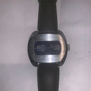 Reloj Lucerne de cuerda manual, de los años 70, con esfera azul y mecanismo plateado, lectura directa de horas saltantes. En excelente estado y funcionando a la perfección.