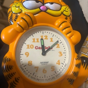 Garfield the cartoon cat battery operated alarm clock in Original box .Working in excellent condition .