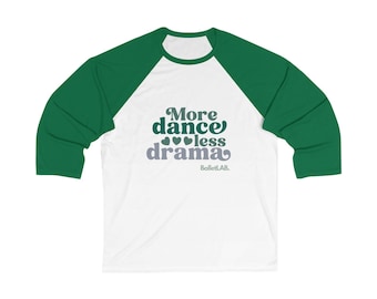 Camiseta de béisbol con el mensaje "Más baile, menos drama" para regalar en Navidad.