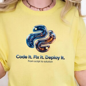 Könnte beinhalten: Ein hellgelbes Kurzarm-T-Shirt mit einer metallischen, blau-orangen abstrakten Grafik in Schlangenform. Unter der Grafik steht der Text: Code it. Fix it. Deploy it. From script to solution in einer dunkelblauen, serifenlosen Schrift.