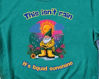 Camiseta de gnomo para días lluviosos, camiseta de jardín con sol líquido, regalo divertido de jardinería para mamá, camiseta con humor sobre el clima, linda camiseta de gnomo para amantes de las plantas.