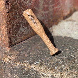 パーソナライズされたミニチュアレッドオーク野球バット
