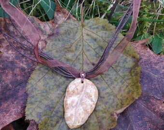 Kette mit Blatt aus versteinerter Koralle