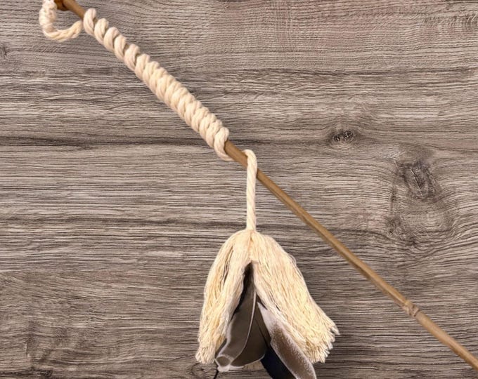 Handmade Bamboo Cat Wand Toy – Natural Feathers, Eco-Friendly