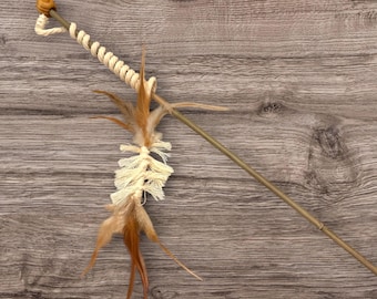 Juguete para gatos con varita de plumas hecho a mano – Bambú natural, ecológico