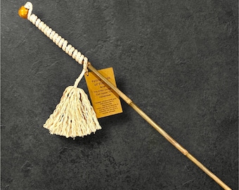 Varinha de brinquedo para gatos feita à mão em bambu natural: algodão orgânico, sem corantes.