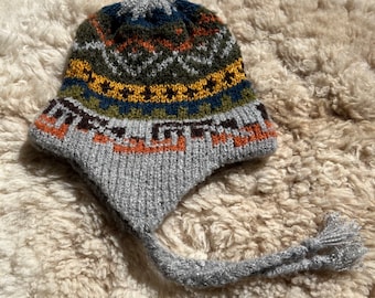 Alpaka Wollmütze, Grau Alpaka Chullo Wintermütze, Alpaka Mütze im peruanischen Stil, warme Strickmütze, Winter Wollmütze, Ohrenklappen, Weihnachtsgeschenk