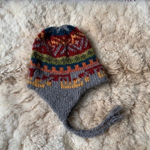 Graue Alpaka Wollmütze, Alpaka Chullo Wintermütze, Alpaka, warme Strickmütze, warme Winter Wollmütze