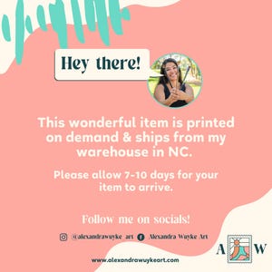 Pu&ograve; includere: Un grafico rosa e verde con il testo "Hey there!" in una bolla di dialogo. Il testo "This wonderful item is printed on demand & ships from my warehouse in NC. Please allow 7-10 days for your item to arrive." &egrave; sotto la bolla di dialogo. Il testo "Follow me on socials! @alexandrawuyke art Alexandra Wuyke Art www.alexandrawuykeart.com" &egrave; sotto il testo. Una piccola immagine di una donna che tiene dei pennelli &egrave; nell'angolo in alto a destra del grafico. Un francobollo con le lettere "A" e "W" &egrave; nell'angolo in basso a destra del grafico.