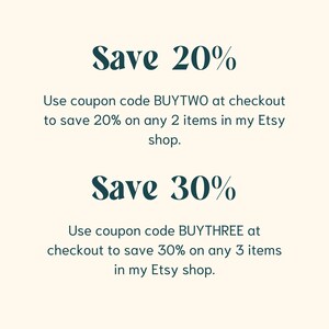Pu&ograve; includere: Grafica di testo con sfondo blu-verde e testo bianco. Il testo recita "Save 20% Use coupon code BUYTWO at checkout to save 20% on any 2 items in my Etsy shop. Save 30% Use coupon code BUYTHREE at checkout to save 30% on any 3 items in my Etsy shop."