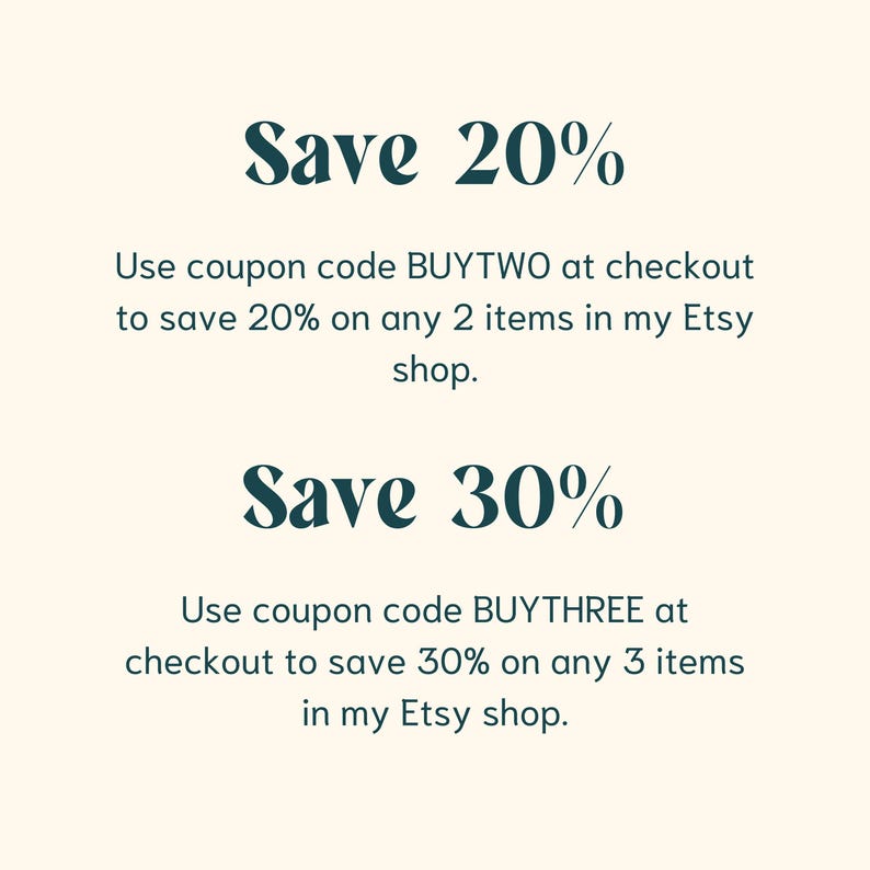 Pu&ograve; includere: Grafica di testo con sfondo blu-verde e testo bianco. Il testo recita "Save 20% Use coupon code BUYTWO at checkout to save 20% on any 2 items in my Etsy shop. Save 30% Use coupon code BUYTHREE at checkout to save 30% on any 3 items in my Etsy shop."