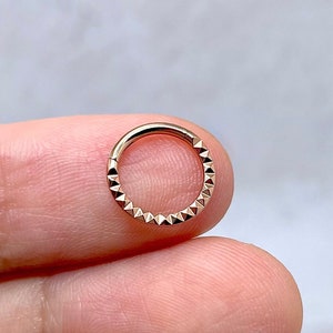 16g Pyramid Cut Rose Gold Septum Ring Clicker Hoop, G23 Implant Grade Titanium Seamless Hinge Nose Ring Clicker, Hypoallergenic Non-Tarnish