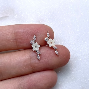 16g Stud Earring • Dainty Flower • Ball Back Earring • Flower Cartilage Earring • 316L Surgical Steel • Helix Piercing • Gold • Rose Gold