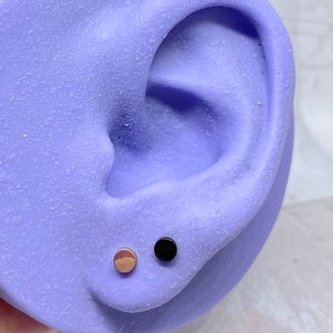 Minimalist Rose Gold/Black Circle Dot Cartilage Flat Back Earring, G23 Implant Grade Titanium Threadless Push In Labret Stud in 16g/18g/20g