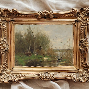 Peut inclure: Tableau encadré doré représentant un paysage avec des canards, des arbres et un ciel nuageux. Le cadre doré orné de détails sculptés ajoute une touche vintage à l'œuvre d'art, évoquant la sérénité.