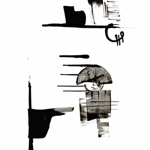 Peut inclure: Une peinture à l'encre abstraite sur fond blanc composée de formes et de lignes noires. L'œuvre présente une forme noire solide sur la gauche, un élément central texturé en demi-cercle et divers traits horizontaux et marques verticales.
