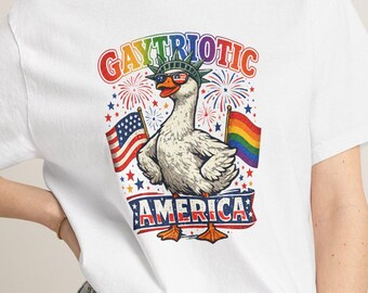 プライドとアメリカ国旗をあしらったゲイトリオティックダックTシャツ｜愛国的なプライドTシャツ