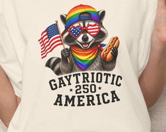 プライドフラッグを持ったゲイトリオティックなアライグマのTシャツ | LGBTQ+ アメリカン