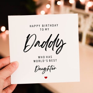 Puede incluir: Una tarjeta blanca con texto negro que dice "Feliz cumplea&ntilde;os a mi pap&aacute; que tiene la mejor hija del mundo" con un peque&ntilde;o coraz&oacute;n rojo en la parte inferior.