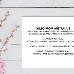 Op de afbeelding: Een wit rechthoekig bord met zwarte tekst die luidt: HELLO FROM AUSTRALA !! PLEASE READ THE SHIPPING TIMES BELOW BEFORE ORDERING HANDLING AND DISPATCH TIMES ARE 1-2 WORKING DAYS SHIPPING IN AUSTRLAIA REGULAR SHIPPING TAKES &ndash; 4-6 WORKING DAYS (NO TRACKING) EXPRESS SHIPPING TAKES- 2-3 WORKING DAYS (WITH TRACKING) I CANNOT GUARANTEE SHIPPING TIMES WORKIGN DAYS DO NOT INCLUDE WEEKENDS.
