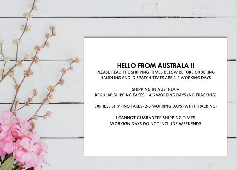 Op de afbeelding: Een wit rechthoekig bord met zwarte tekst die luidt: HELLO FROM AUSTRALA !! PLEASE READ THE SHIPPING TIMES BELOW BEFORE ORDERING HANDLING AND DISPATCH TIMES ARE 1-2 WORKING DAYS SHIPPING IN AUSTRLAIA REGULAR SHIPPING TAKES &ndash; 4-6 WORKING DAYS (NO TRACKING) EXPRESS SHIPPING TAKES- 2-3 WORKING DAYS (WITH TRACKING) I CANNOT GUARANTEE SHIPPING TIMES WORKIGN DAYS DO NOT INCLUDE WEEKENDS.