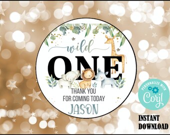 Peut inclure: Un design circulaire avec le texte "wild ONE" et le nom "Jason". Le design comprend des illustrations d'une girafe, d'un éléphant, d'un lion et d'un rhinocéros. Les mots "Thank you for coming today" sont également inclus.