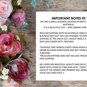Op de afbeelding: Een witte rechthoekige kaart met zwarte gedrukte tekst die luidt: IMPORTANT NOTES !!!! WE ARE A SMALL BUSINESS LOCATED IN PERTH, WESTERN AUSTRALIA. IT IS A BEAUTIFUL CITY &ndash; VERY VIBRANT AND SUNNY. De kaart is omringd door roze en rode rozen.