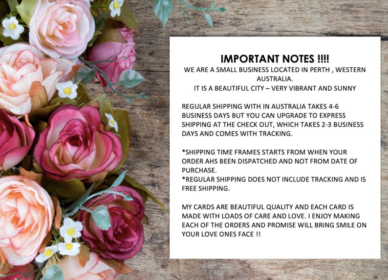 Op de afbeelding: Een witte rechthoekige kaart met zwarte gedrukte tekst die luidt: IMPORTANT NOTES !!!! WE ARE A SMALL BUSINESS LOCATED IN PERTH, WESTERN AUSTRALIA. IT IS A BEAUTIFUL CITY &ndash; VERY VIBRANT AND SUNNY. De kaart is omringd door roze en rode rozen.