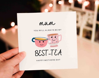 Op de afbeelding: Een witte kaart met een illustratie van een roze en blauwe theekop. De kaart staat er: "mum you will always be my best-tea happy mothers day".