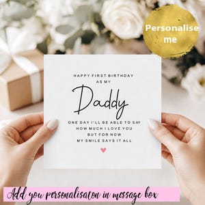Op de afbeelding: Een vierkante witte wenskaart met zwarte tekst: Happy first birthday as my Daddy. One day I'll be able to say how much I love you but for now my smile says it all. Een klein roze hartje is onder de tekst gedrukt.