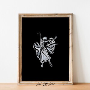 Pode incluir: Uma ilustra&ccedil;&atilde;o em preto e branco de uma bailarina com um vestido fluido, sobre um fundo preto. A imagem est&aacute; emoldurada em uma moldura de madeira clara.