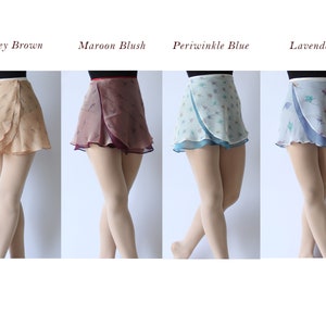 Pu&ograve; includere: Quattro gonne da ballo di danza classica in diversi colori e motivi. Le gonne sono realizzate in un tessuto trasparente con un orlo arricciato. I colori sono marrone miele, rosso borgogna, blu pervinca e lavanda.