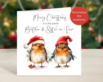Könnte beinhalten: Weihnachtskarte mit Aquarellillustrationen von zwei Rotkehlchen mit Weihnachtsmützen. Die Karte lautet "Fröhliche Weihnachten an einen ganz besonderen Bruder & Schwägerin". Ein roter Kreis sagt "Personalisieren Sie die Empfänger."