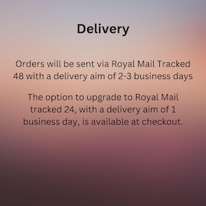 K&ouml;nnte beinhalten: Eine digitale Grafik mit dem Wort Delivery in fetter schwarzer Schrift oben, gefolgt von Informationen zu den Versanddiensten Royal Mail Tracked 48 und 24, vor einem weichen, verschwommenen Hintergrund in Violett und Orange.