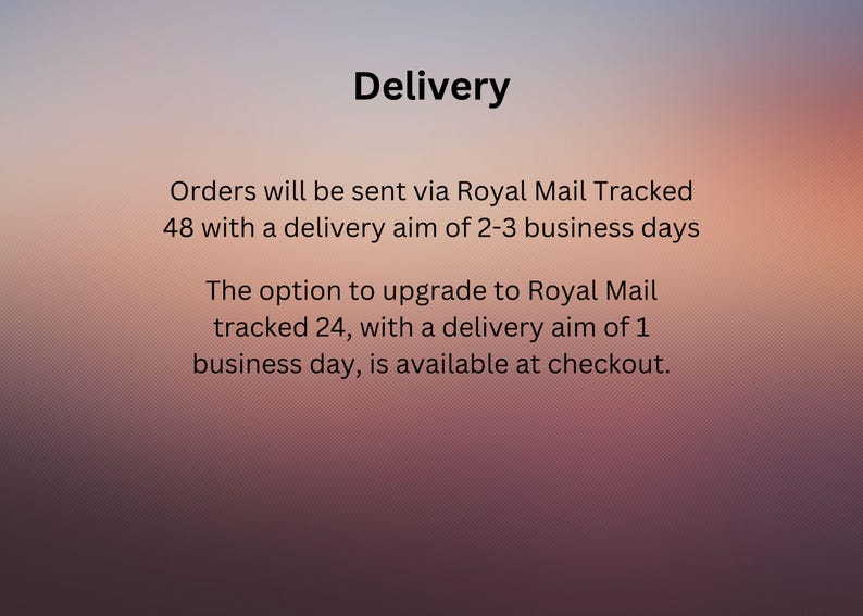K&ouml;nnte beinhalten: Eine digitale Grafik mit dem Wort Delivery in fetter schwarzer Schrift oben, gefolgt von Informationen zu den Versanddiensten Royal Mail Tracked 48 und 24, vor einem weichen, verschwommenen Hintergrund in Violett und Orange.