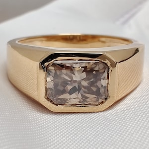 2.5ct Champagne Brown Moissanite Men&#39;s wedding Ring, 18K Gold Men&#39;s Solitaire Ring for gift, Gentlemen Statement Ring Bezel Set Radiant Cut